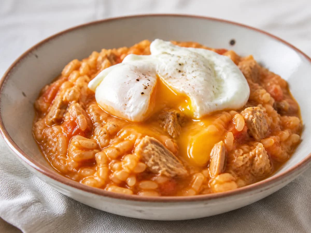 Pormenor de uma porção de Arroz de Atum e Ovos Escalfados