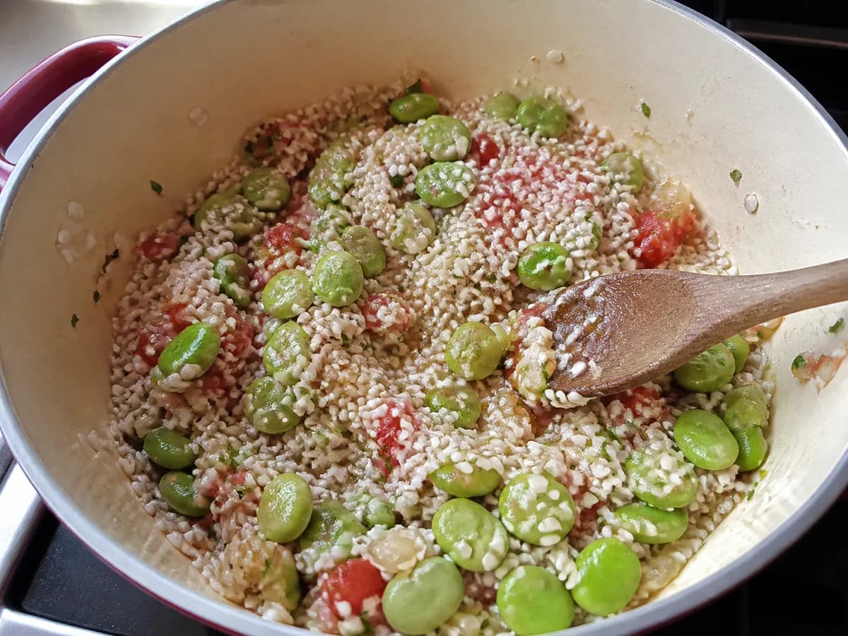 Preparação de Arroz de Favas com Coentros durante a confeção