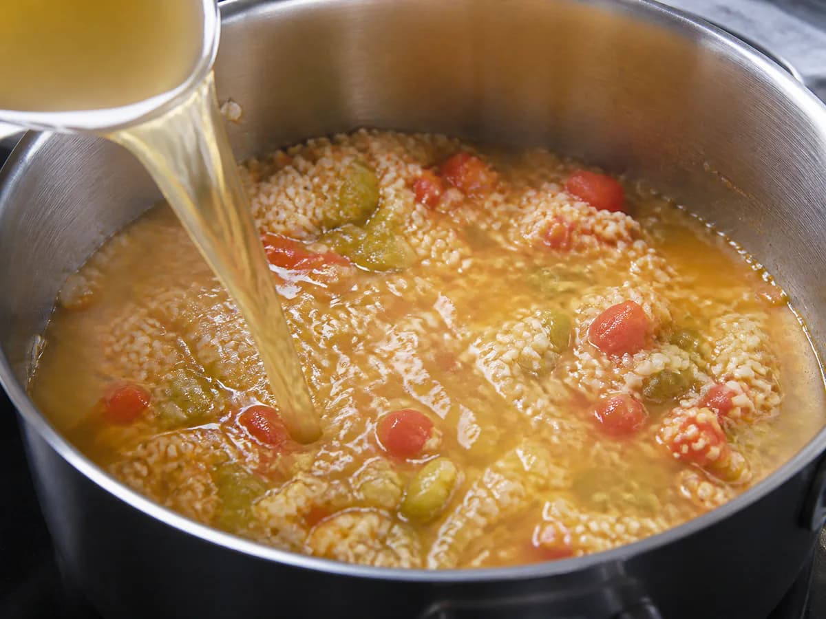 Preparação de Arroz de Peixe à Moda Antiga durante a confeção
