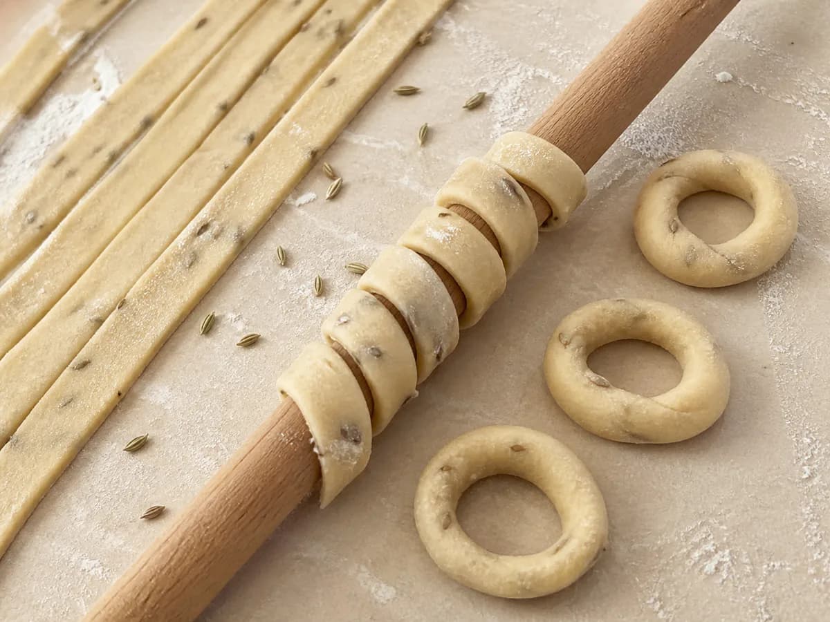 Preparação de Argolinhas Doces com Erva-Doce durante a confeção