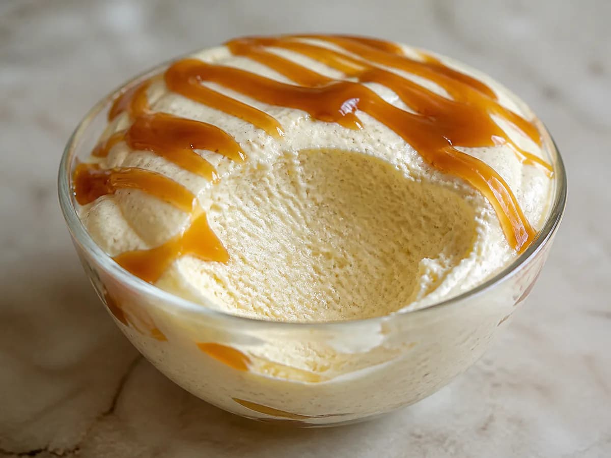 Pormenor de uma porção de Mousse de Baunilha com Caramelo