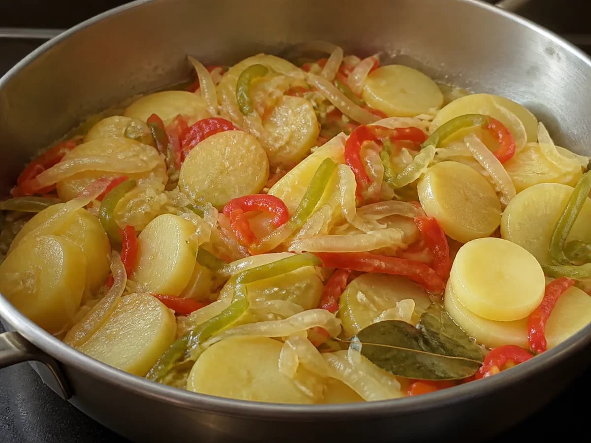 Preparação de Bacalhau à Marinela durante a confeção