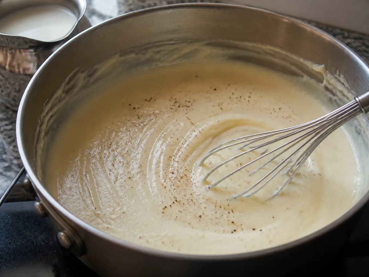 Preparação de Bacalhau com Natas durante a confeção