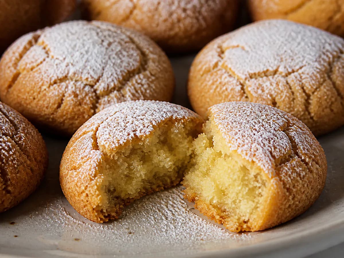Pormenor de uma porção de Bolinhos de Amendoa