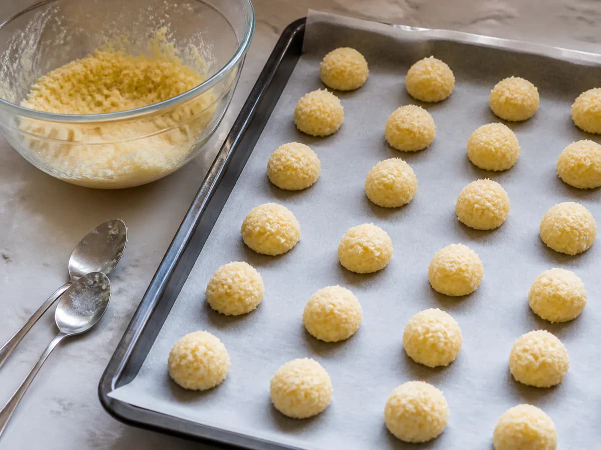 Preparação de Bolinhos de Coco Fofinhos durante a confeção