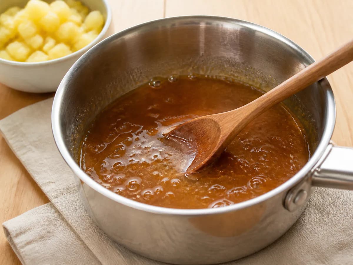 Preparação de Bolo de Ananás Molhadinho durante a confeção