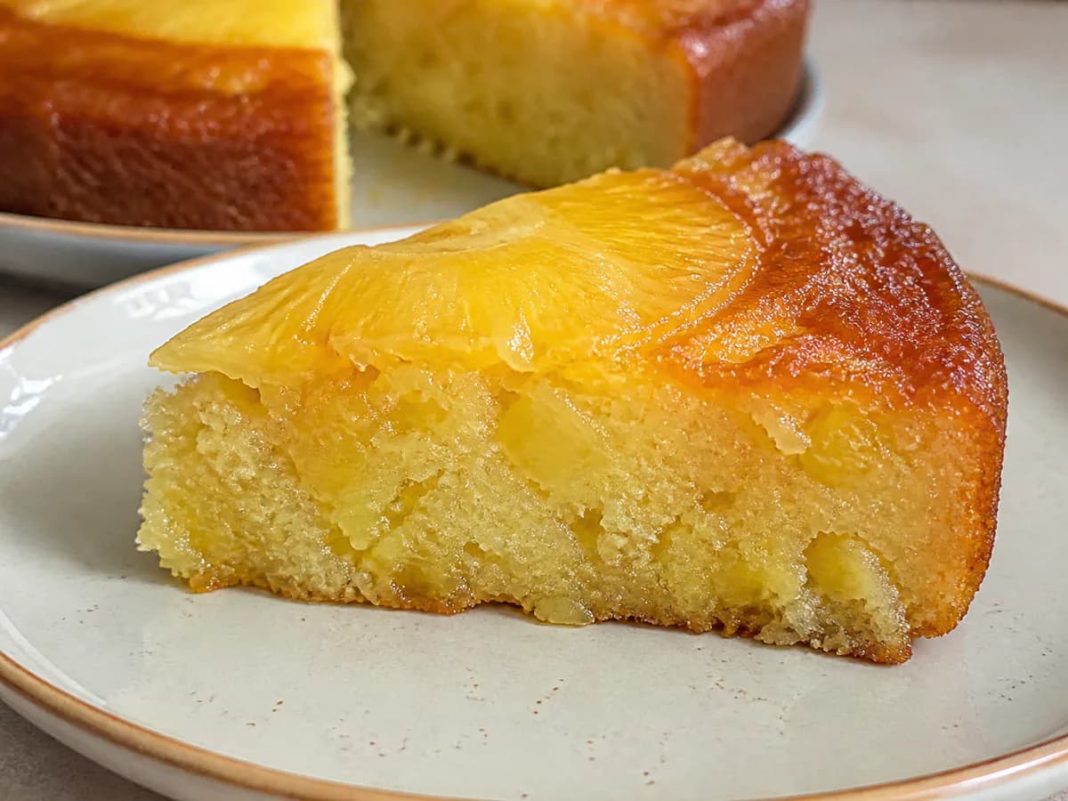 Pormenor de uma porção de Bolo de Ananás Molhadinho