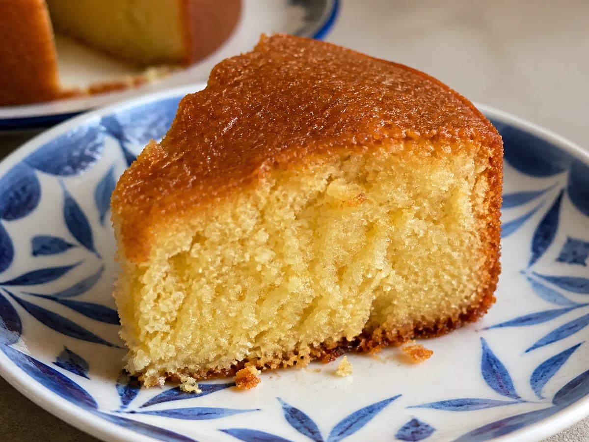 Pormenor de uma porção de Bolo de Coco e Cachaça