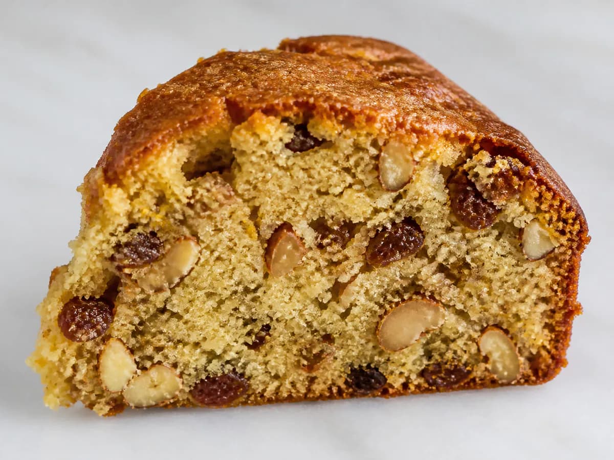 Pormenor de uma porção de Bolo Coroa de Natal com Frutos Secos e Especiarias