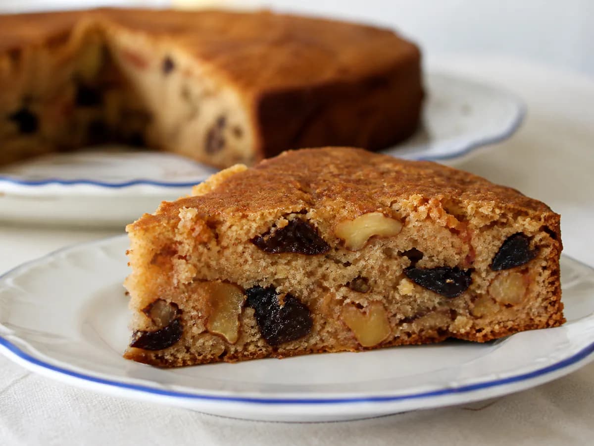 Pormenor de uma porção de Bolo de Ameixa Seca e Nozes