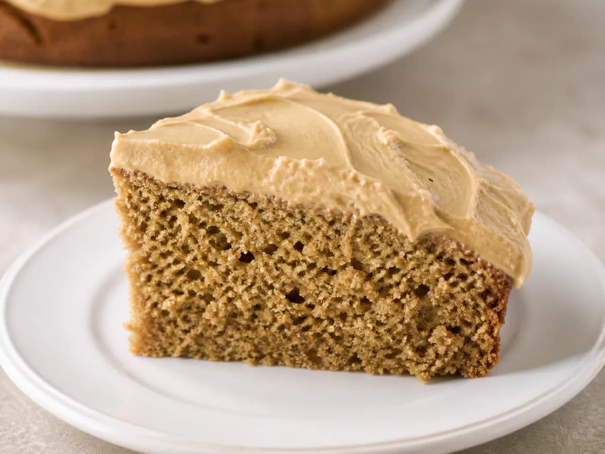 Pormenor de uma porção de Bolo de Café Cremoso