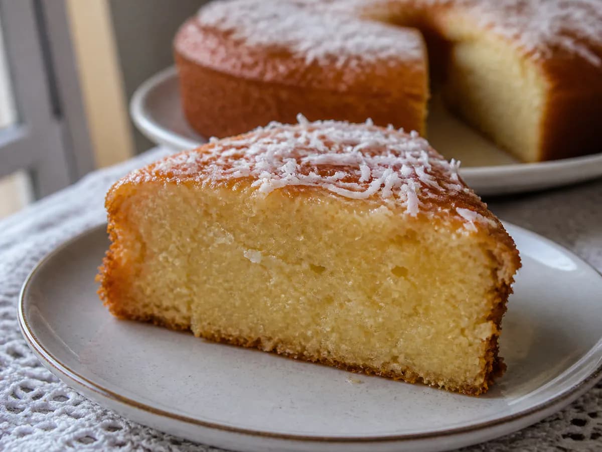 Pormenor de uma porção de Bolo de Calda de Coco