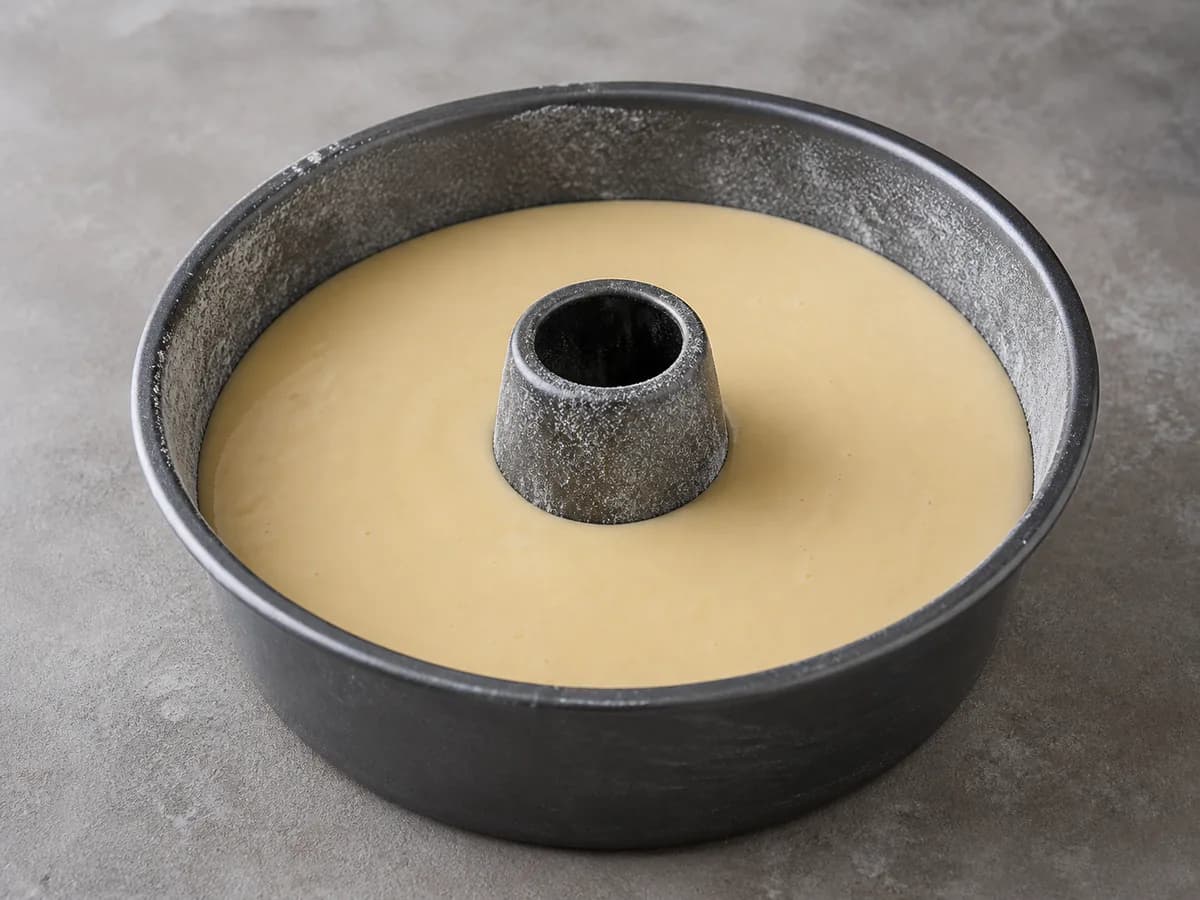 Preparação de Bolo de Caramelo Fofo durante a confeção