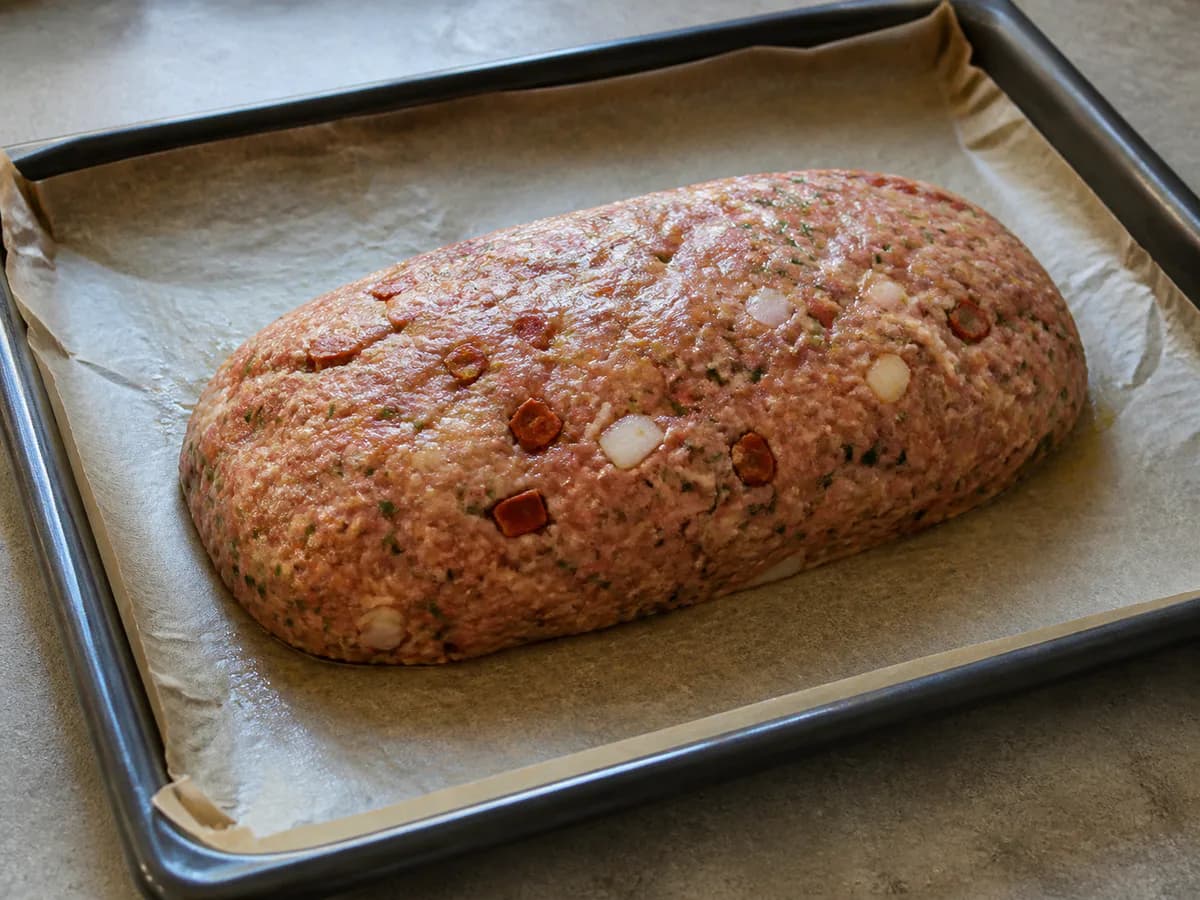 Preparação de Bolo de Carnes à Portuguesa durante a confeção