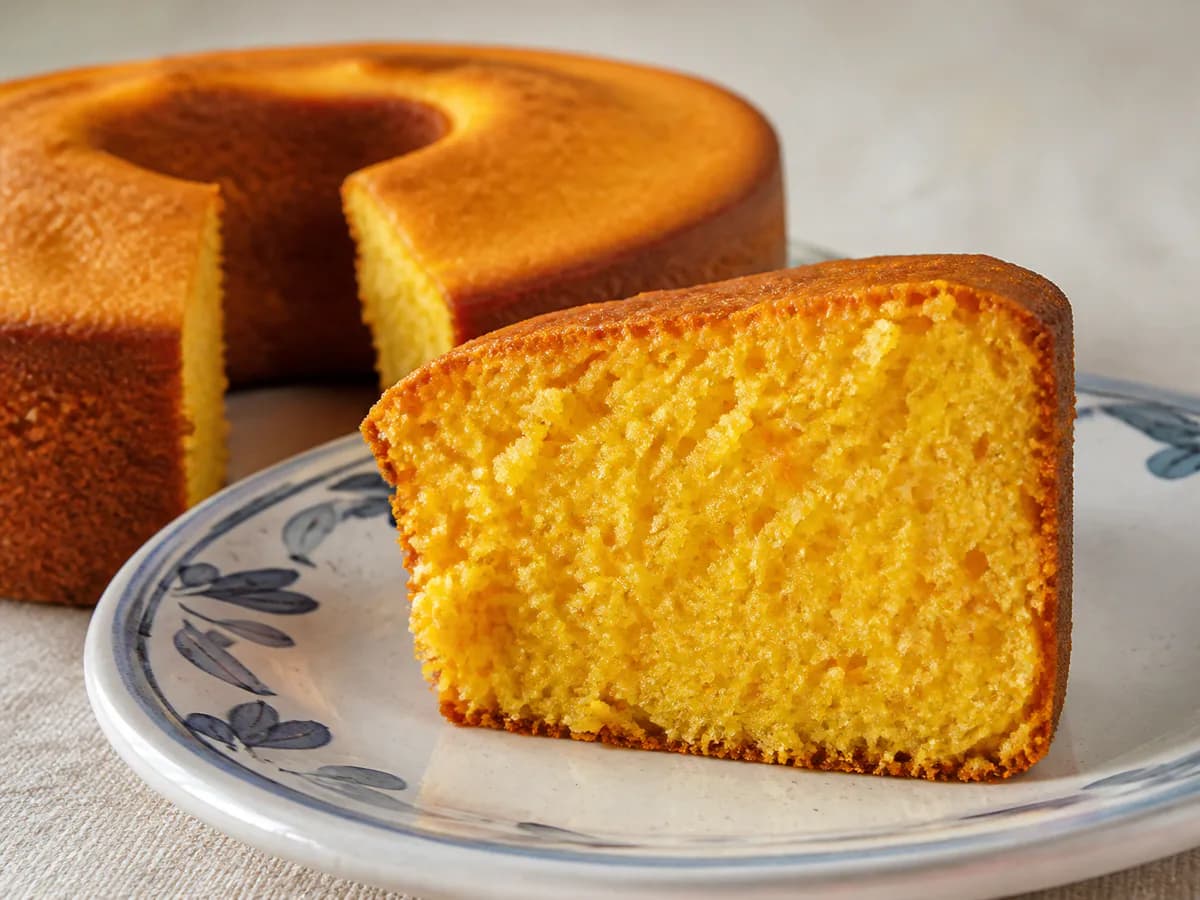 Pormenor de uma porção de Bolo de Cenoura Fofo e Húmido