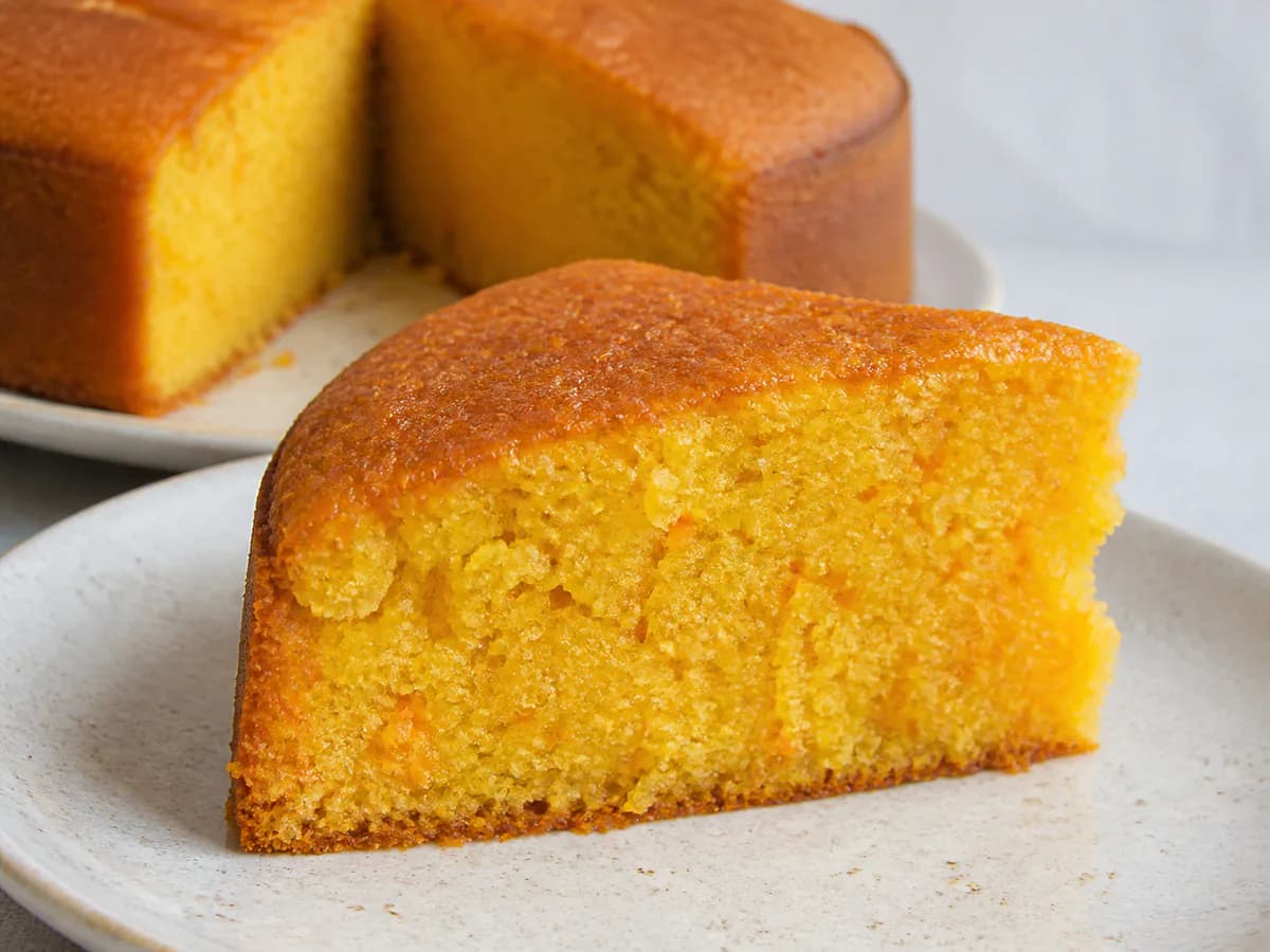 Pormenor de uma porção de Bolo de Cenoura e Laranja