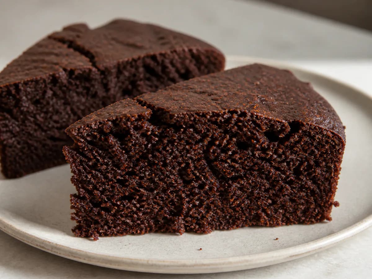 Pormenor de uma porção de Bolo de Chocolate Medido em Chávenas