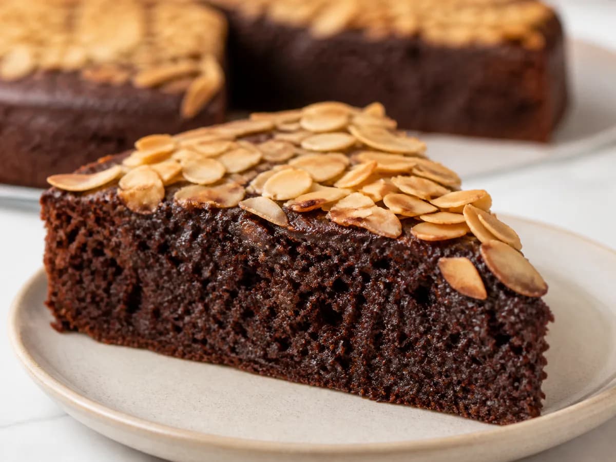 Pormenor de uma porção de Bolo de Cacau com Amêndoa Laminada