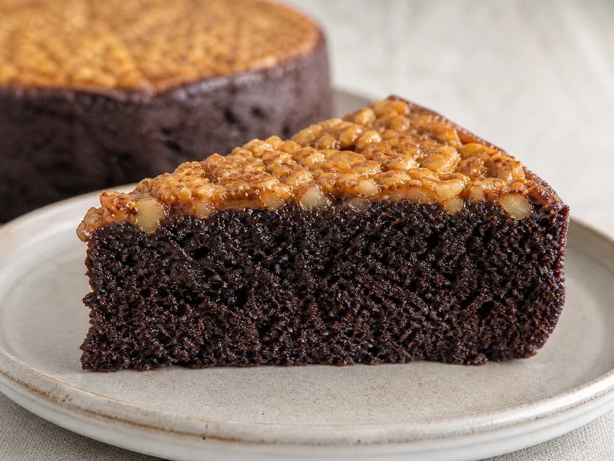 Pormenor de uma porção de Bolo de Chocolate Crocante
