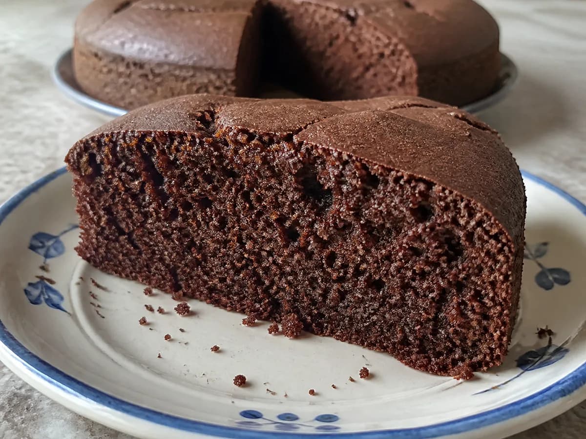 Pormenor de uma porção de Bolo de Chocolate sem Ovos