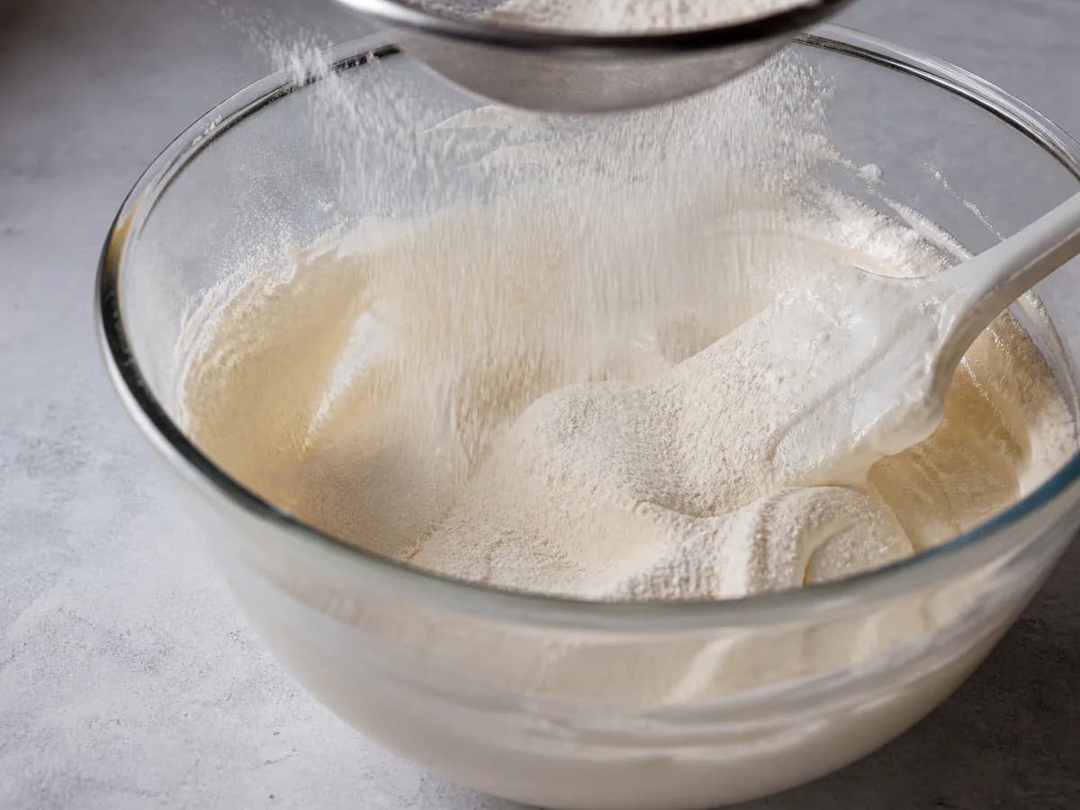 Preparação de Bolo de Claras durante a confeção