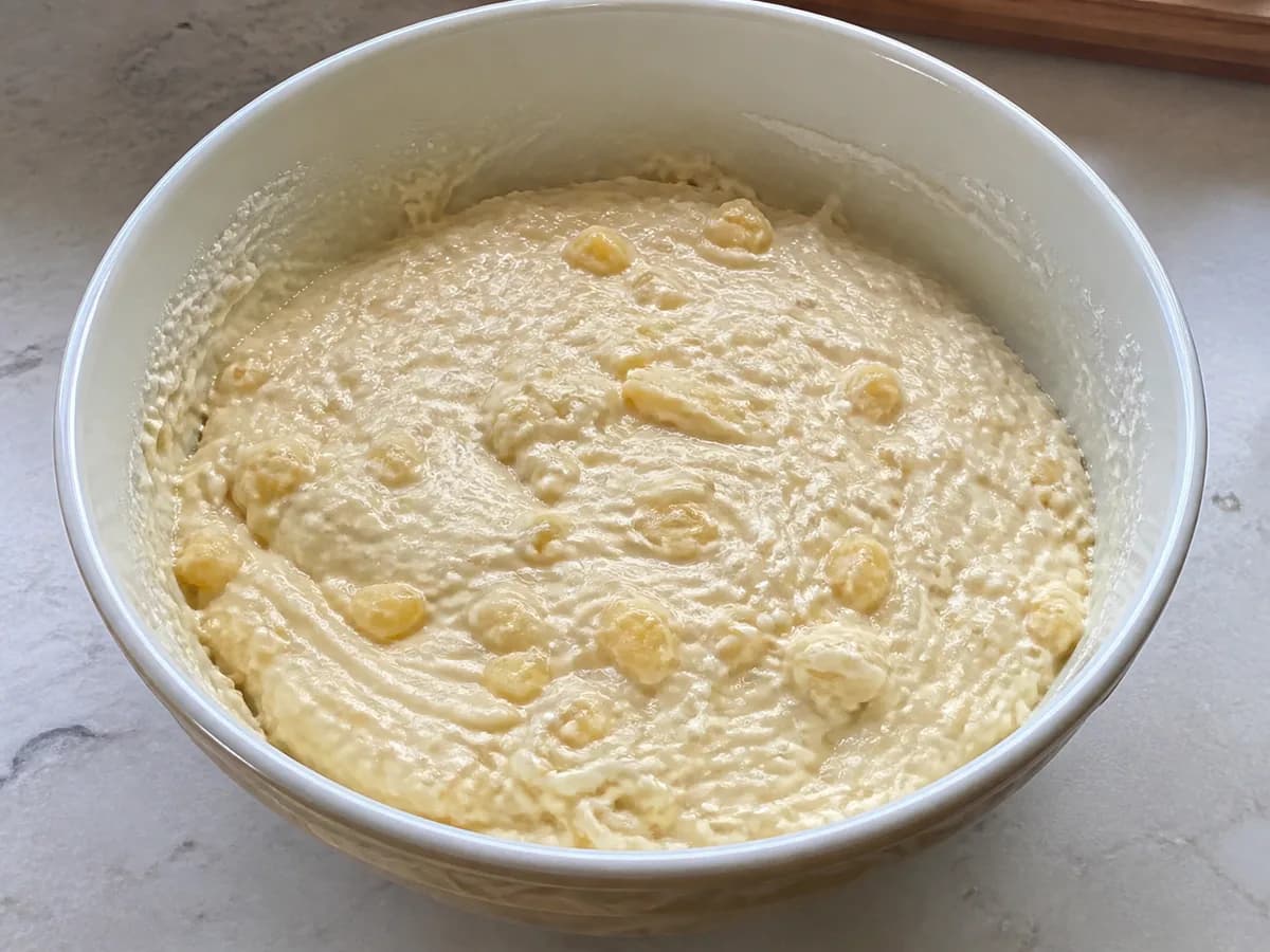 Preparação de Bolo de Coco e Ananás durante a confeção