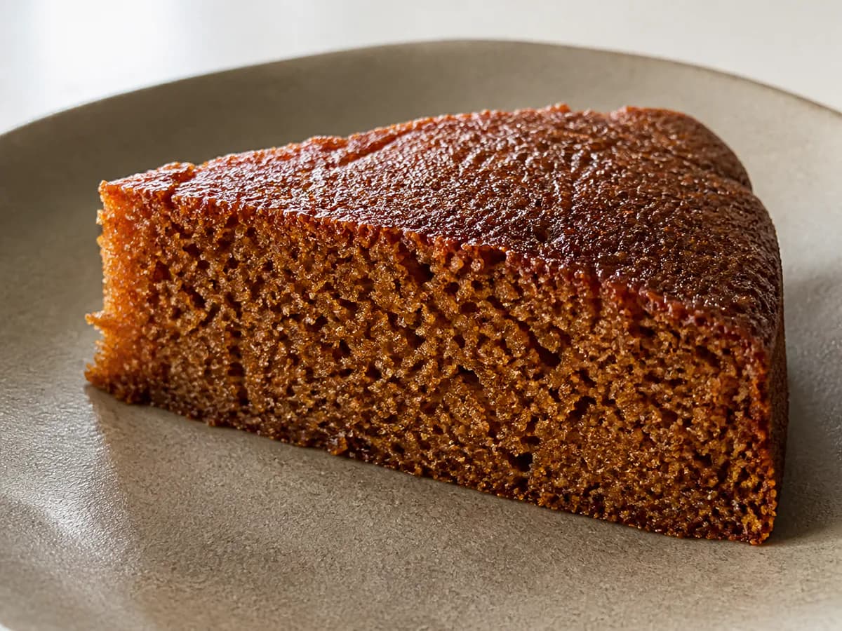 Pormenor de uma porção de Bolo de Gengibre e Mel