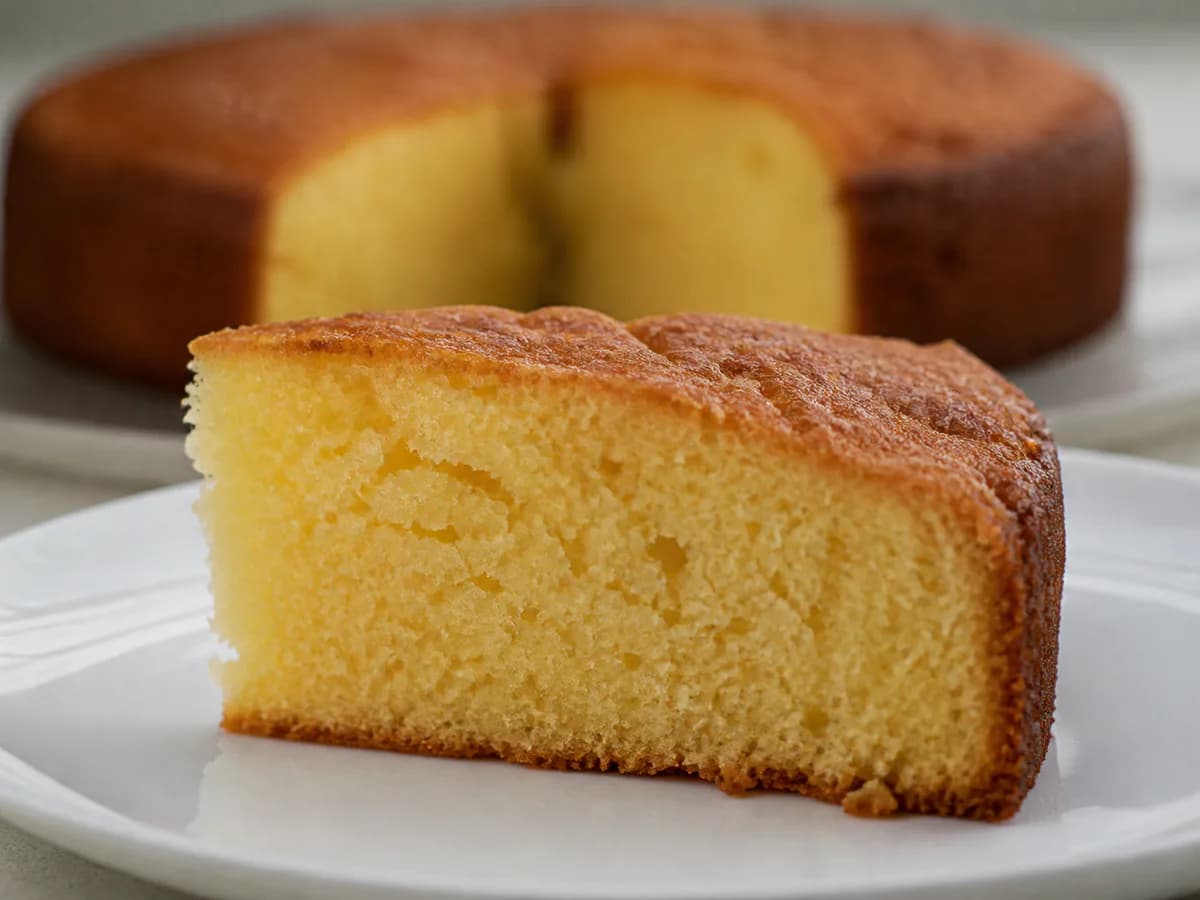 Pormenor de uma porção de Bolo de Leite Quente