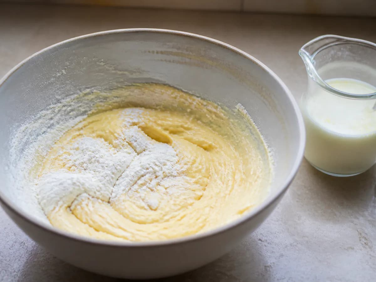 Preparação de Bolo de Limão Húmido durante a confeção