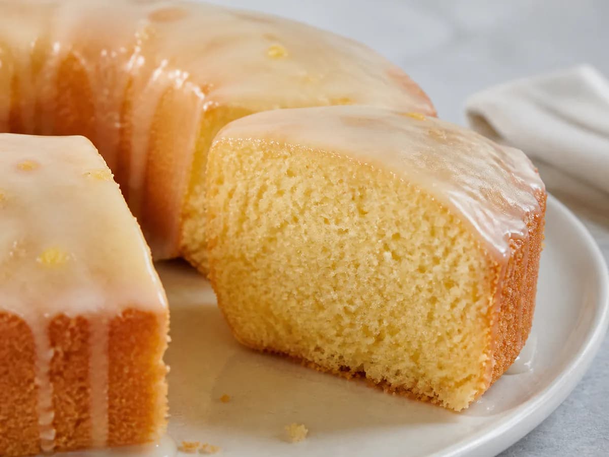 Pormenor de uma porção de Bolo de Limão Molhado Perfeito