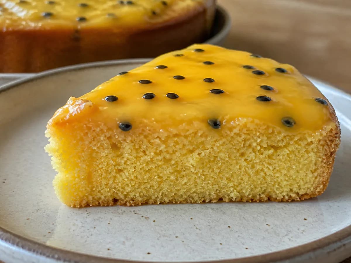 Pormenor de uma porção de Bolo de Maracujá Delicioso
