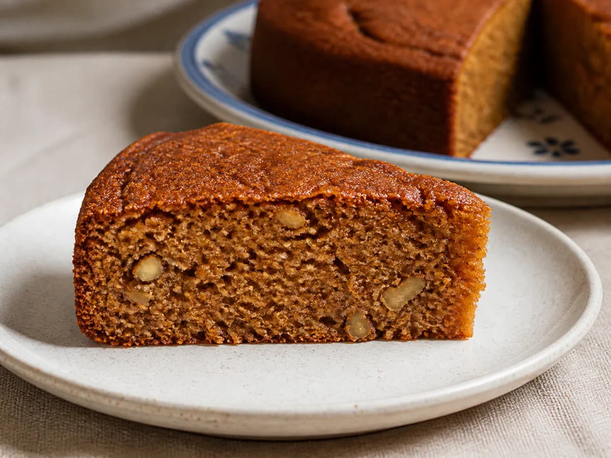 Pormenor de uma porção de Bolo de Mel com Nozes