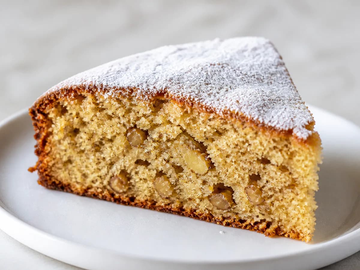 Pormenor de uma porção de Bolo de Noz com Baunilha e Limão