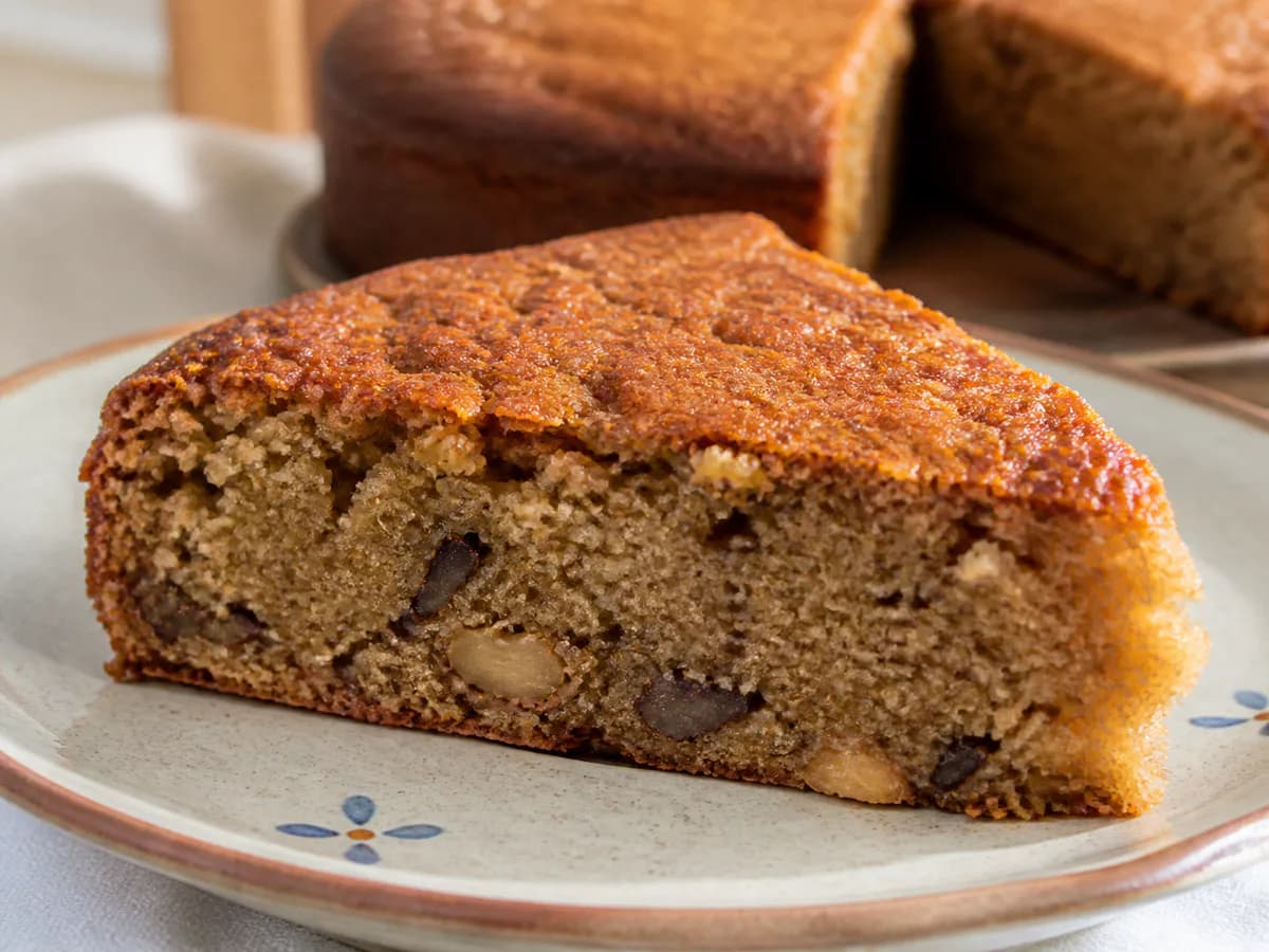Pormenor de uma porção de Bolo de Noz com Mel e Canela