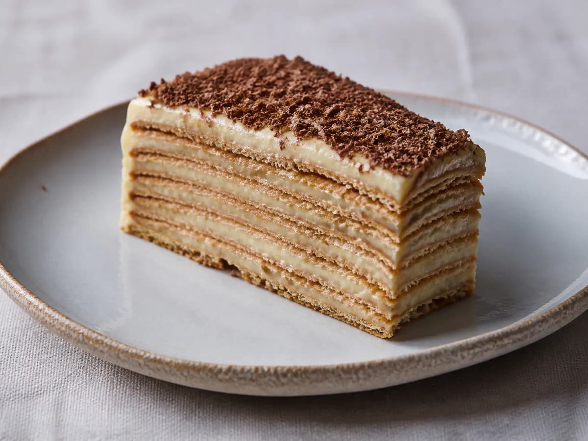 Pormenor de uma porção de Bolo de Bolacha Espanhol