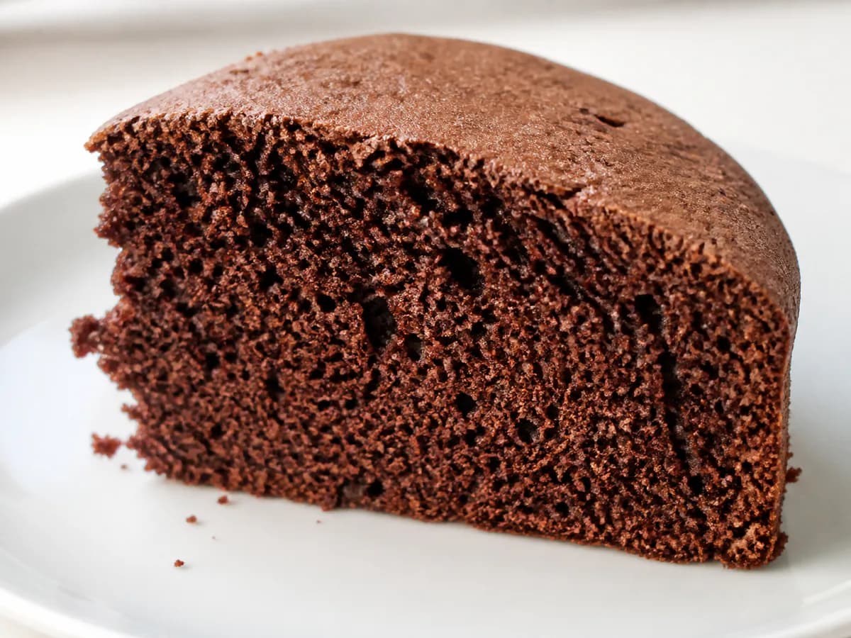 Pormenor de uma porção de Bolo Fofo De Chocolate