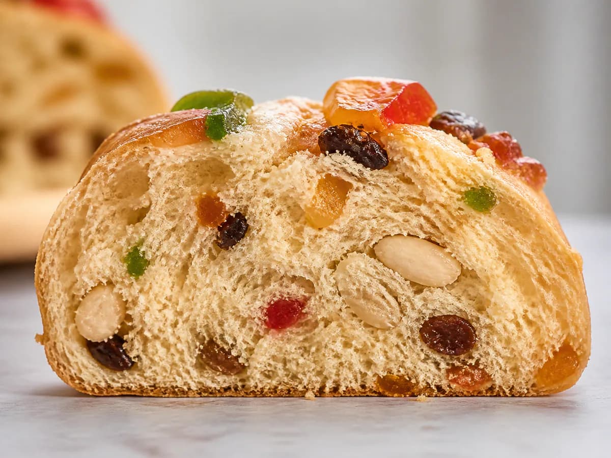 Pormenor de uma porção de Bolo Rei na Máquina do Pão
