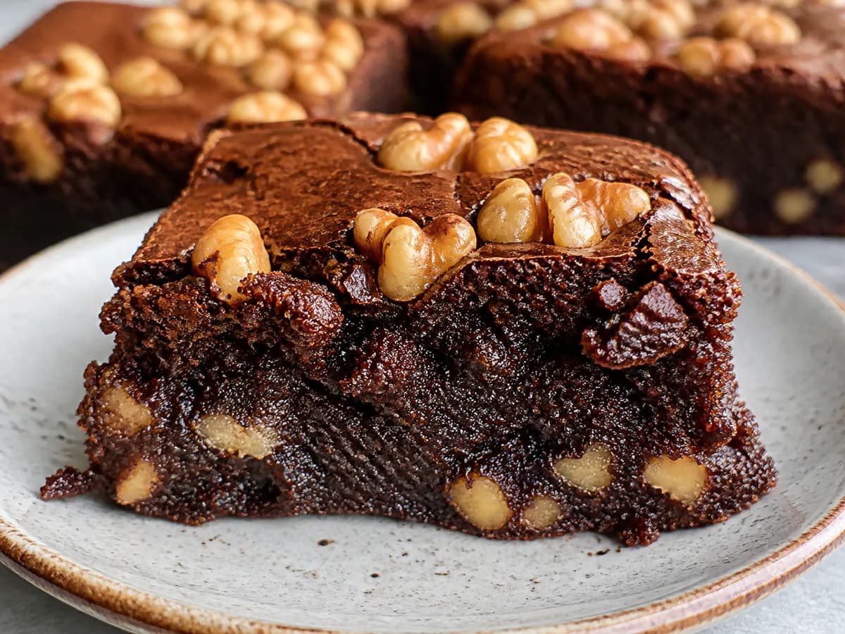 Pormenor de uma porção de Brownie de Nutella e Nozes