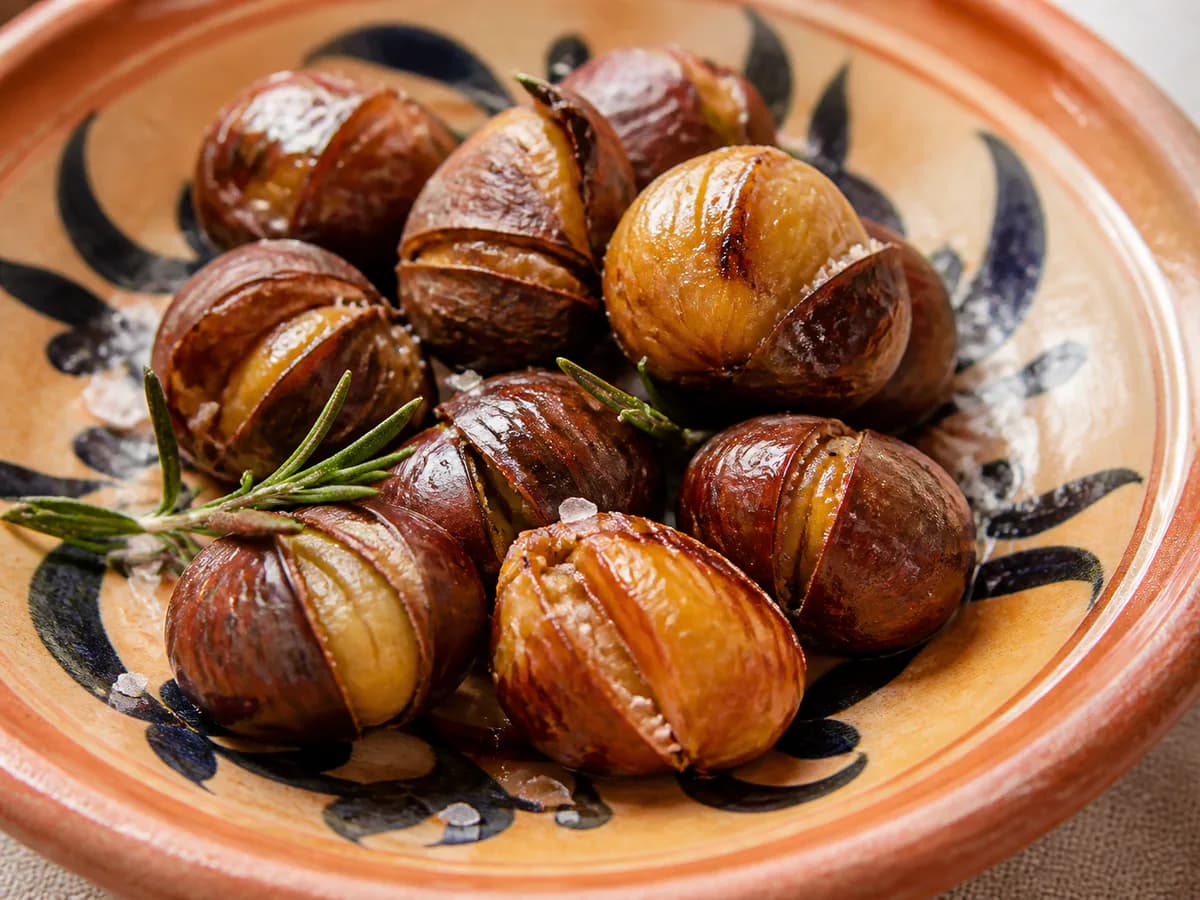 Pormenor de uma porção de Castanhas Assadas com Mel e Alecrim