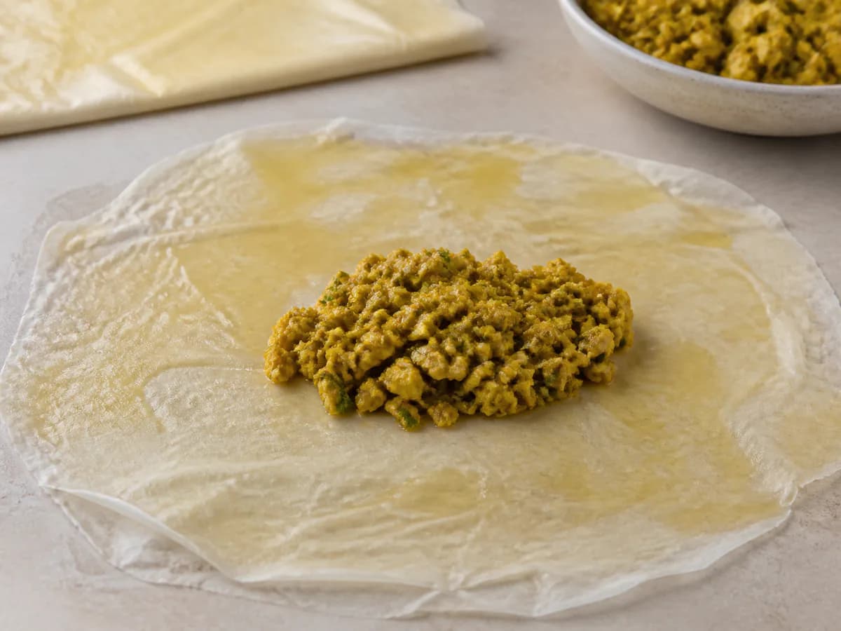 Preparação de Chamucas de Frango com Caril durante a confeção