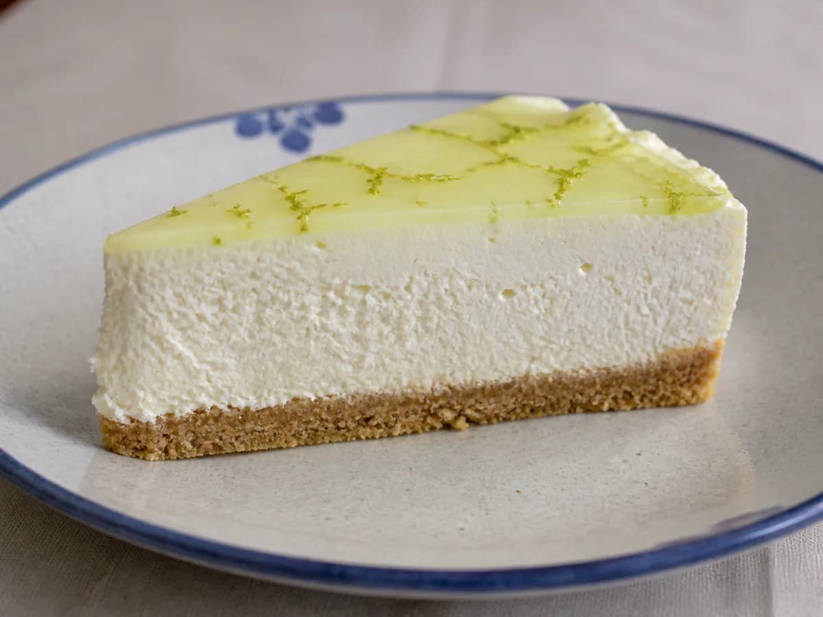 Pormenor de uma porção de Cheesecake de Lima Refrescante