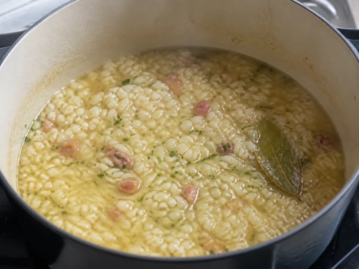 Preparação de Codornizes Recheadas com Arroz e Ervas durante a confeção