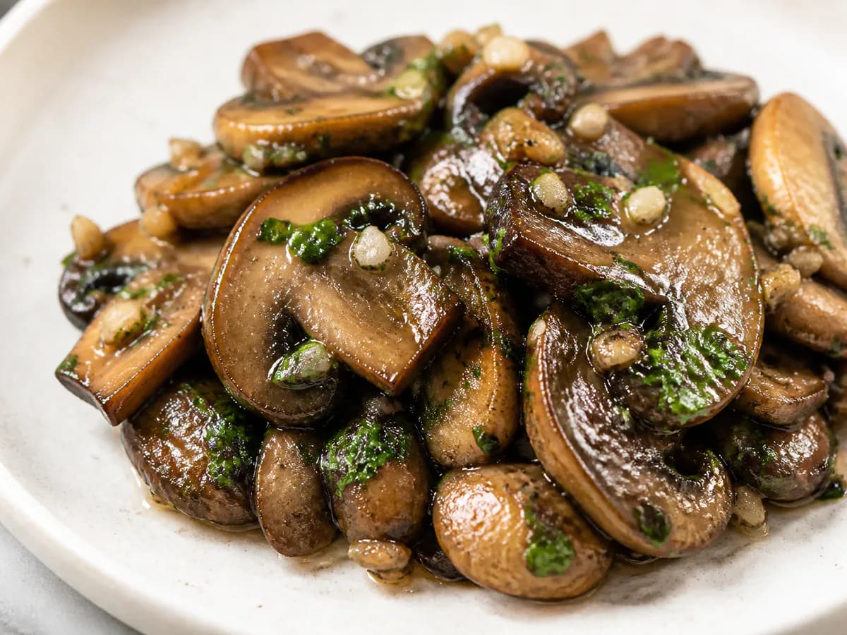 Pormenor de uma porção de Cogumelos Salteados com Alho e Salsa