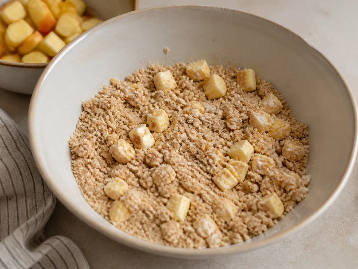 Preparação de Crumble de Maçã durante a confeção