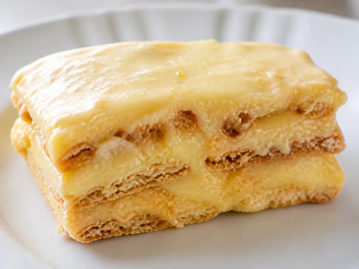 Pormenor de uma porção de Doce de Bolacha com Creme de Quatro Gemas