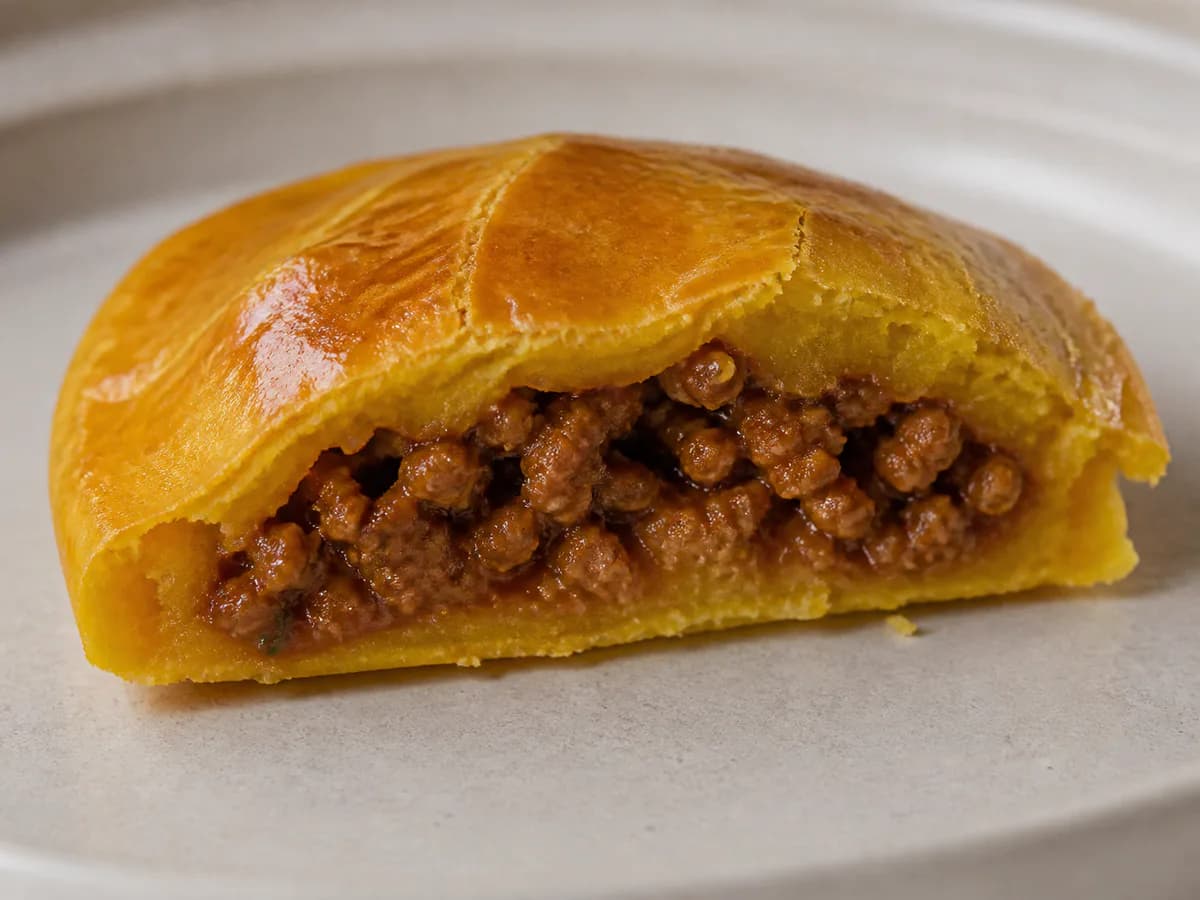 Pormenor de uma porção de Empadas de Batata Doce com Carne Picada