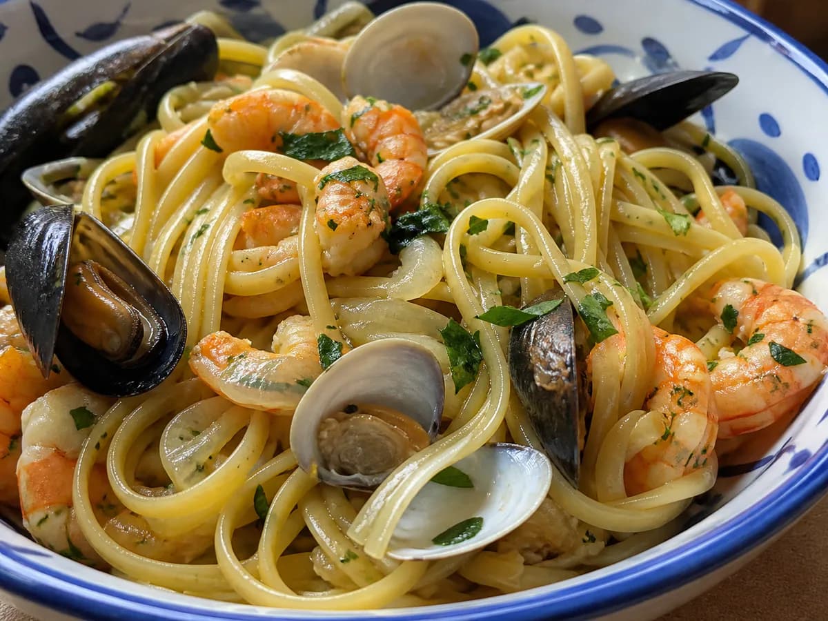Pormenor de uma porção de Esparguete com Marisco à Portuguesa