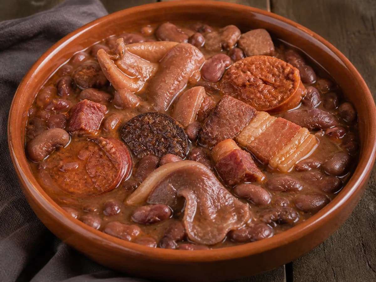 Pormenor de uma porção de Feijoada à Transmontana