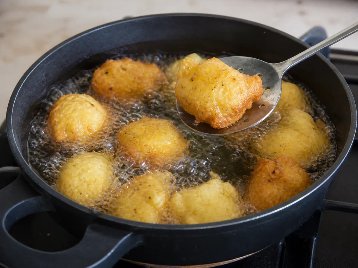 Preparação de Filhós da Chica com Batata e Limão durante a confeção