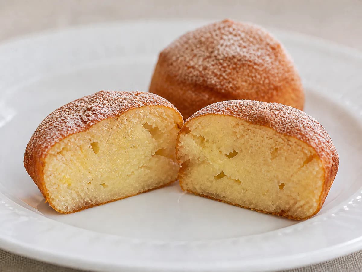 Pormenor de uma porção de Filhós da Chica com Batata e Limão